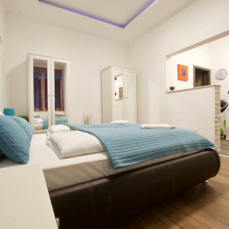 Standard Apartment By Hi5 -Baross Square Budapest Extérieur photo