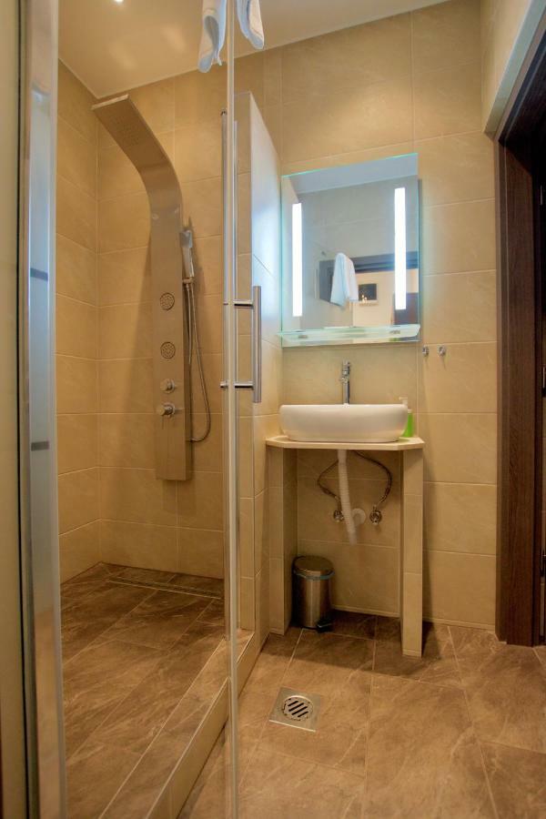 Standard Apartment By Hi5 -Baross Square Budapest Extérieur photo